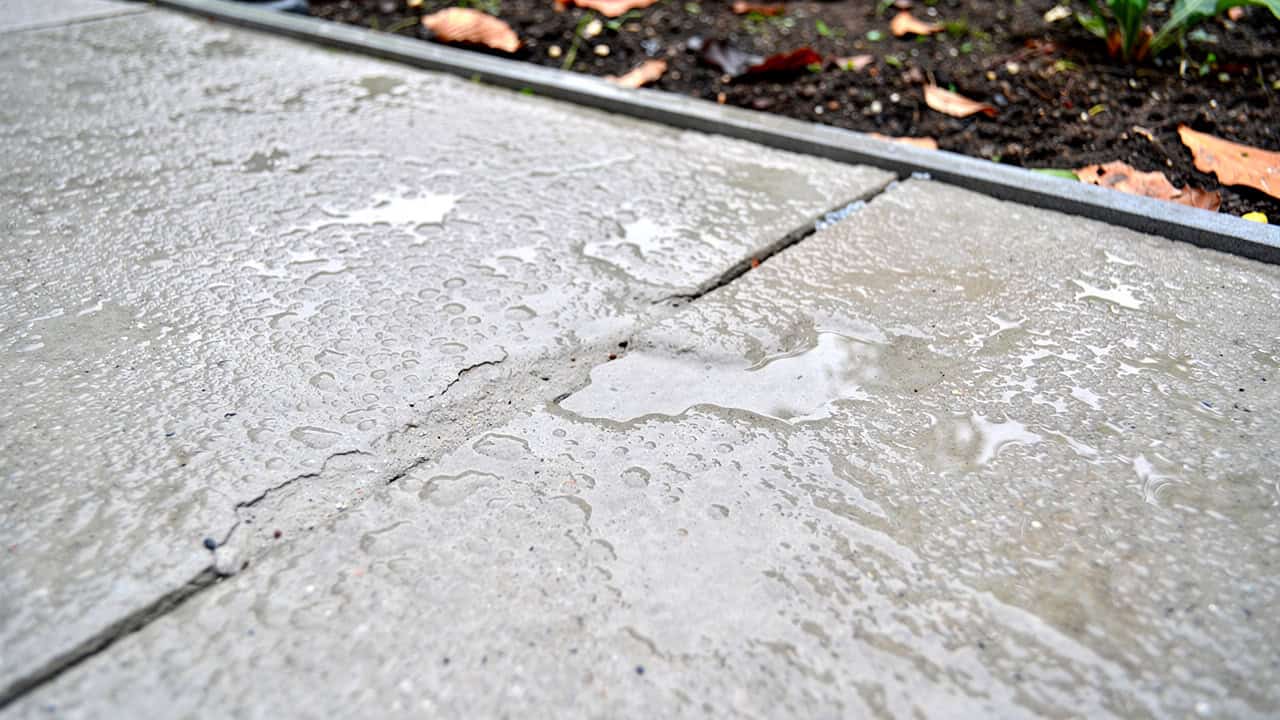 Surowa płyta betonowa tarasu przed wykończeniem