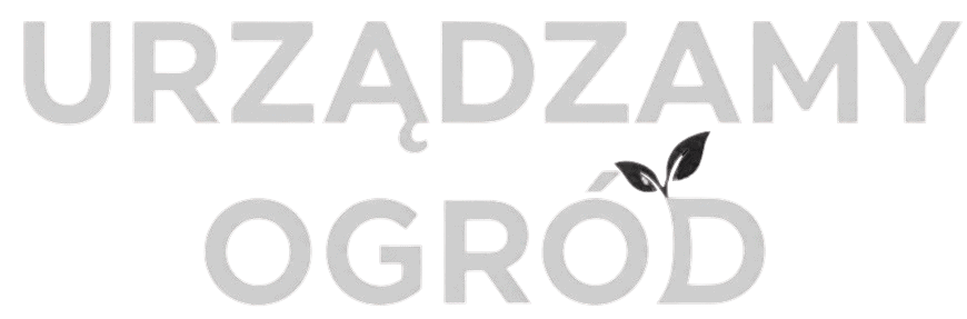 Szary napis w języku polskim „URZĄDZAMY OGRÓD”, z małą czarną roślinką wyrastającą z litery „O” w słowie „OGRÓD”, na białym tle.